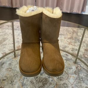 Worn twice , worn like new, real Ugg’s , price is negotiable